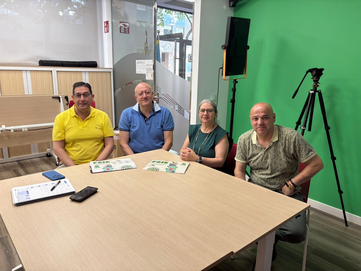FSIE Valladolid (@fsievalladolid) on Twitter photo Reunión de @fsiecl con <a href="/FAPSCL/">FAPSCL</a> para tratar temas de colaboración entre ambas entidades
<a href="/AyuntamientoVLL/">Ayto. de Valladolid</a> <a href="/educacyl/">Educación JCyL</a> <a href="/Dip_Va/">DiputaciónValladolid</a> <a href="/jcyl/">Junta de Castilla y León</a>
<a href="/familiajcyl/">Familia Castilla y León</a> #educacion #LenguajeSinPalabras #lenguas #LSE
<a href="/Rodriniga/">Rodrigo Nieto</a> #discapacidad #dependencia #comunicacion <a href="/CNSEinfo/">CNSE</a> Reunión de @fsiecl con <a href="/FAPSCL/">FAPSCL</a> para tratar temas de colaboración entre ambas entidades
<a href="/AyuntamientoVLL/">Ayto. de Valladolid</a> <a href="/educacyl/">Educación JCyL</a> <a href="/Dip_Va/">DiputaciónValladolid</a> <a href="/jcyl/">Junta de Castilla y León</a>
<a href="/familiajcyl/">Familia Castilla y León</a> #educacion #LenguajeSinPalabras #lenguas #LSE
<a href="/Rodriniga/">Rodrigo Nieto</a> #discapacidad #dependencia #comunicacion <a href="/CNSEinfo/">CNSE</a>