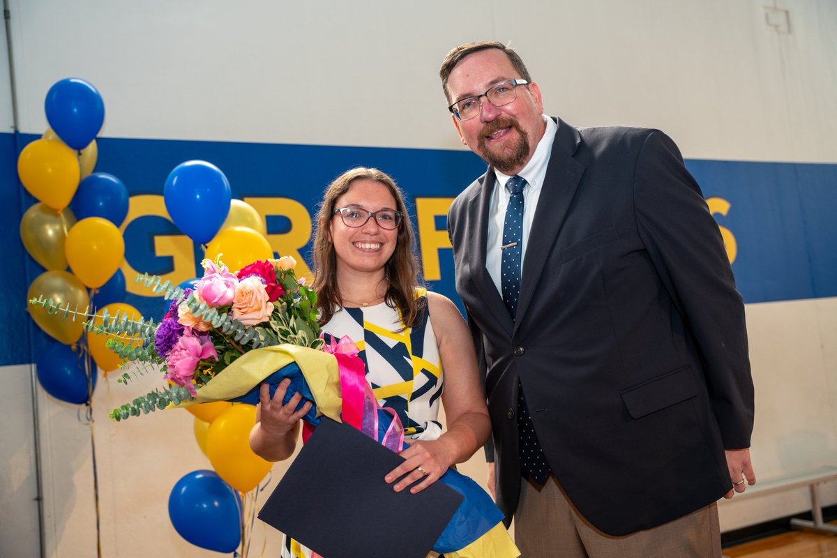 Roycemore's tweet photo. While all Roycemore teachers make an incredible impact, we acknowledge one very special teacher at Upper School Commencement each year with the Elinor Rice Fuchs Award. 

Congratulations to 2025 Elinor Rice Fuchs Teacher of the Year, Shannon Henry, Upper School Science Teacher! https://t.co/izRdqr4bjD