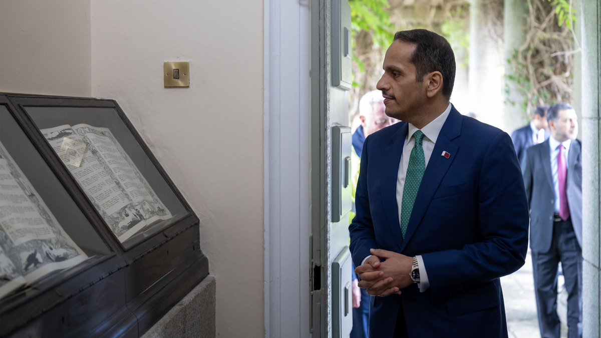 MBA_AlThani_'s tweet image. في زيارتي اليوم لحدائق النصب التذكاري الوطني للحرب في أيرلندا، استذكرت معنى الأمل في أحلك اللحظات. هذا المكان يُجسد محطة فارقة في رحلة طويلة نحو السلام، أصبحت فيها أيرلندا نموذجًا يُحتذى به في المصالحة وتضميد جراح الماضي.