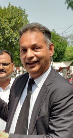 SaifSolicitor's tweet image. 🚨🚨 طوفانی خبر

کوٹ لکھپت جیل میں 9 مئی کے کیس کی سنوائی کے دوران ایڈوکیٹ یوسف وائیں نے  سماعت شروع کرنے سے پہلے جج کو قرآن پر حلف دینے کا کہا کہ جج صاحب انصاف کرینگے 

جج نے ایڈوکیٹ یوسف وائیں پر 3 لاکھ جرمانہ کردیا۔۔