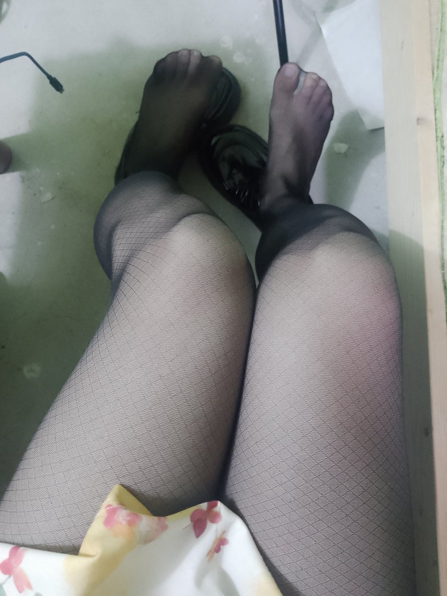 ciweideng's tweet photo. 看看腿
#男娘 #丝袜 #丝足 https://t.co/WMIiesg0WB
