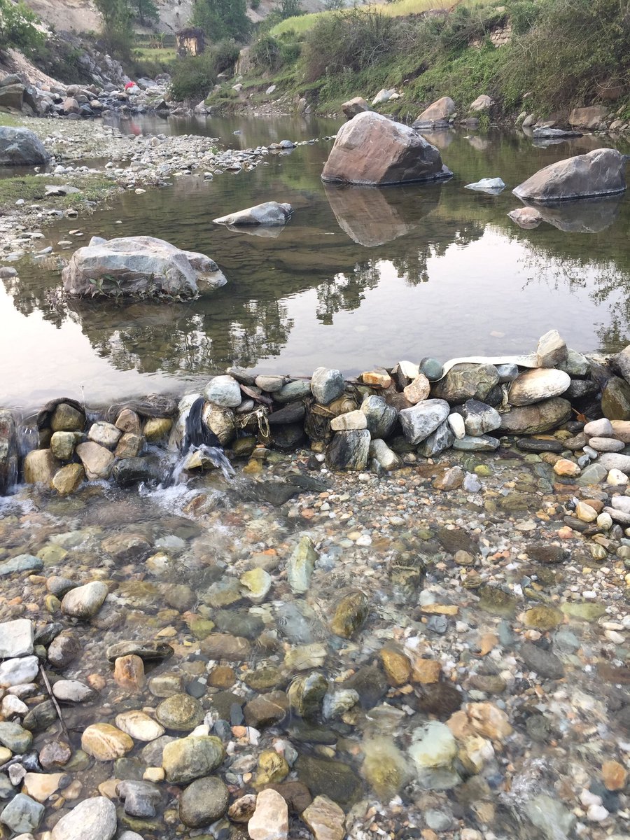 पानी। वो नदी का मीठा पानी,
उस जैसा कोई अनमोल नहीं,
समंदर में बहुत है पानी
पर उसका कोई मोल नहीं।