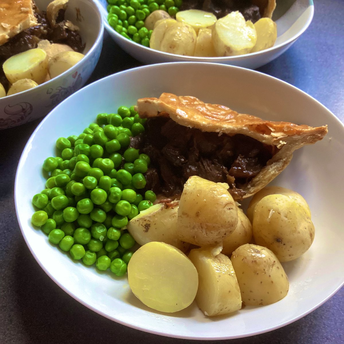 thebakingnanna1's tweet image. Not made one of these for a while so to say I couldn’t wait for teatime 😍and it didn’t disappoint 😋served with @jerseyroyals (drizzled with best butter of course 😍)and garden peas what more could you ask for 😊I have shared a couple of #toptips too❤️