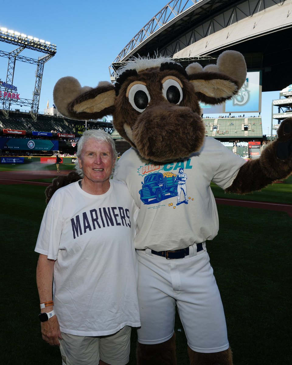 UW_WGolf's tweet image. Strikes only for the southpaw ⚾️
Thank you @Mariners for having ML out last night to throw out the first pitch!