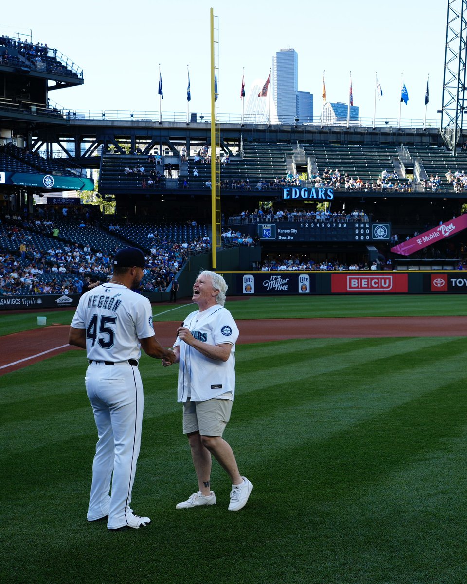 UW_WGolf's tweet image. Strikes only for the southpaw ⚾️
Thank you @Mariners for having ML out last night to throw out the first pitch!