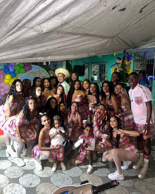 queridonas_'s tweet photo. Rumo a 4ª edição do nosso Arraiá 🥳🥳 #ArraiáDasQueridonas 🌽👩🏽‍🌾�� https://t.co/UIHd925Egf