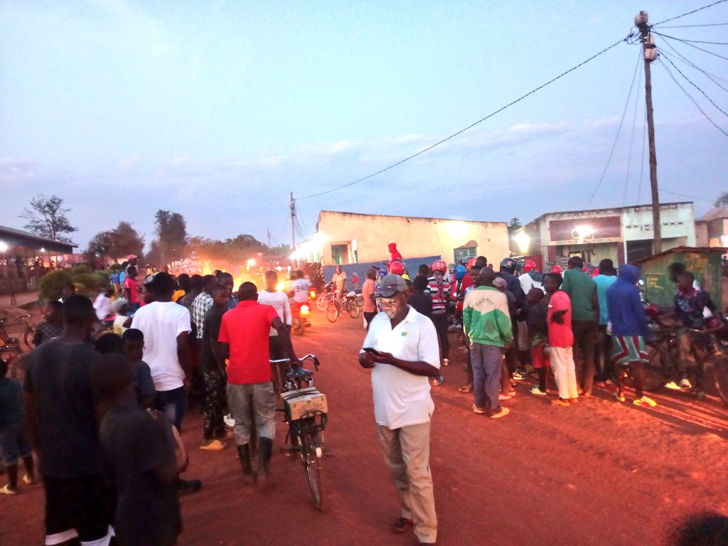 RinoRamz's tweet photo. 🚨1/2 Kuri uyu mu goroba wo kuwa gatatu mu isanteri y'ahazwi nko #Mukaboshya aho abamotari baparika mu Kagari ka #Rugunga mu Murenge wa #Mwogo mu karere ka #Bugesera habereye impanuka ikomeye y'umumotari ugonze umusaza warimo yambukiranya umuhanda. Uwagonzwe yihutanwe kwamuganga https://t.co/eKuuja9v5k