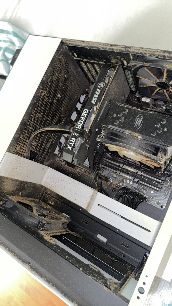 Yleqis's tweet image. yall think my pc finna run butter after i clean this mug up real quick