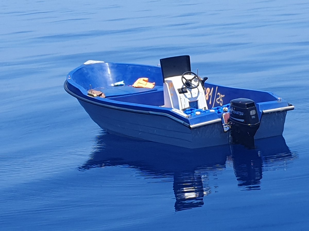 Cosas que te encuentras en el mar, o el misterio de la patera abandonada y a la deriva: 13:30 de hoy, 39º16'7" N / 2º05'4'' E. Confío en que la autoridad marítima correspondiente la retire, pues esta noche será un peligro para la navegación.