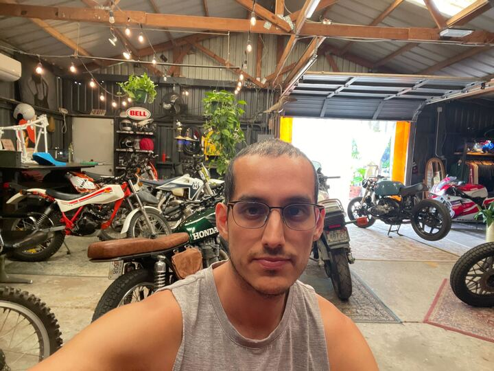 Christian01Hack's tweet photo. when you're getting coffee for your team

...and it's 94 degrees outside

...and the coffee shop is also a motorcycle shop https://t.co/YtS6XsdAWu