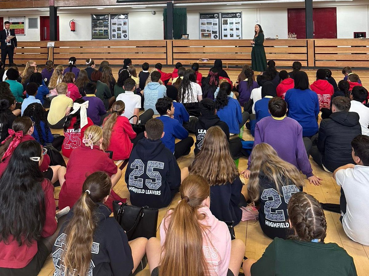 HarperGreen's tweet photo. After a fantastic Transition Evening, it was lovely to welcome our #futureYr7students into Harper Green today. The day began and ended with a welcome and celebration from Miss Homer, HOY and our AHT for KS3, Mr Thomson. Already we know Yr7 are going to absolutely thrive with us! https://t.co/Sf78N8ZayW