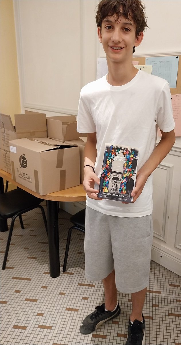 FMeunier1's tweet image. Un dernier moment émouvant grâce au talentueux Kianouche, finissant de 3e... à qui on a confié la réalisation sonore de notre sonnerie 2025-2026.
Et comme le talent de nos finissants est sans limite, on a confié la couverture du carnet de correspondance à Henri.
Fier à jamais.