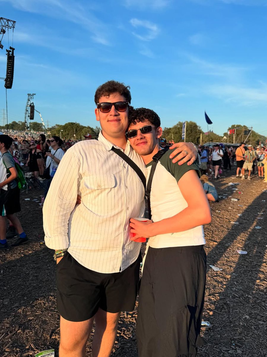 heartstbrasil's tweet photo. Joe Locke e Tobie Donovan no Glastonbury Festival. 📸 https://t.co/GbO2iJ6e3B