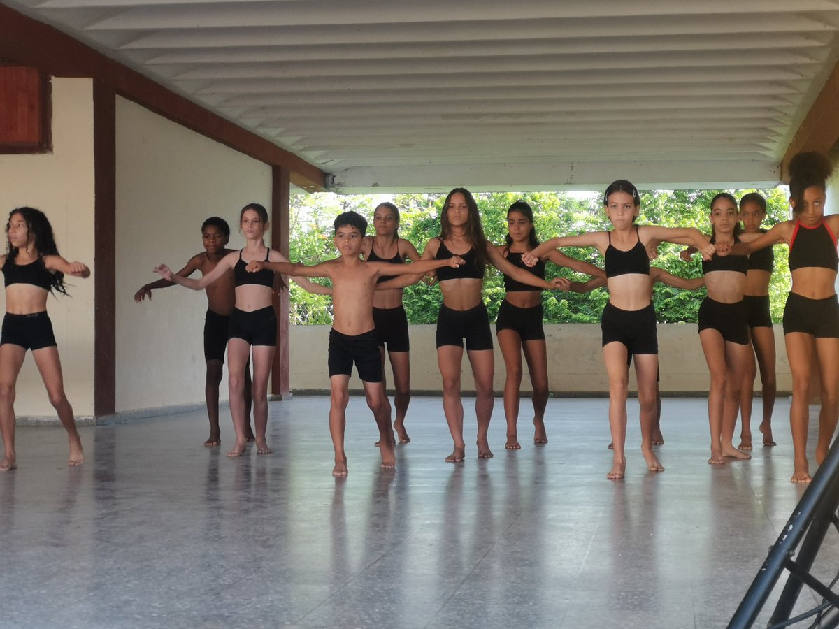 YuniorDago's tweet photo. Culmina el curso escolar 2024-2025 la enseñanza artística de Vueltabajo,  se reconocen a estudiantes destacados y se exponen los nuevos retos del centro estudiantil para el próximo año.
#PinarPorNuevasVictorias
#CulturaPinardelRio https://t.co/LgYPPheAUX