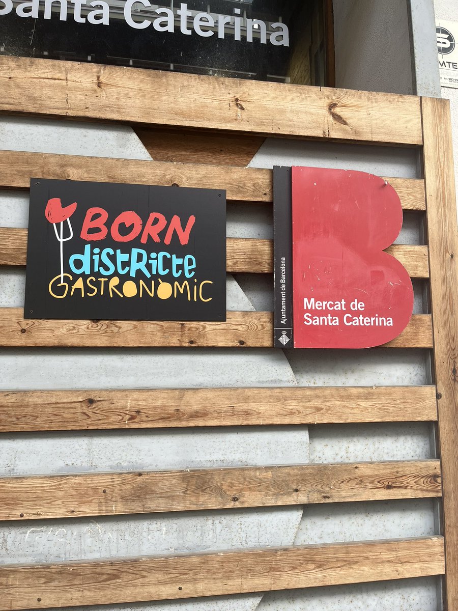 Hola <a href="/bcn_ajuntament/">Ajuntament de Barcelona</a>, qui ha decidit que Santa Caterina i els seus voltants ara són el Born? El Born és només un petit sector de Sant Pere, Santa Caterina i la Ribera i no ens representa. Potser esteu fent, com sempre, la turistificaciò guai de #ciutatvella?