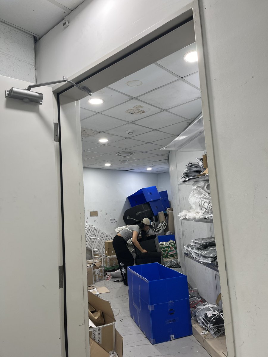 sf1ower_'s tweet image. 바반투 더현대서울 첫번째 팝업
많은 분들의 따뜻한 응원 속에 무사히 마무리했습니다.
첫 백화점 팝업에다 처음 제작해본 큰 물량의 의류였기에 두려움도 컸지만(진짜ㅠ) ..
사랑해주신 덕분에 목표 매출을 훌쩍 뛰어 넘는 좋은 성과를 얻었습니다😭😭🩵
(앞으로 백화점에서 자주 볼수도..?ㅎㅎ)