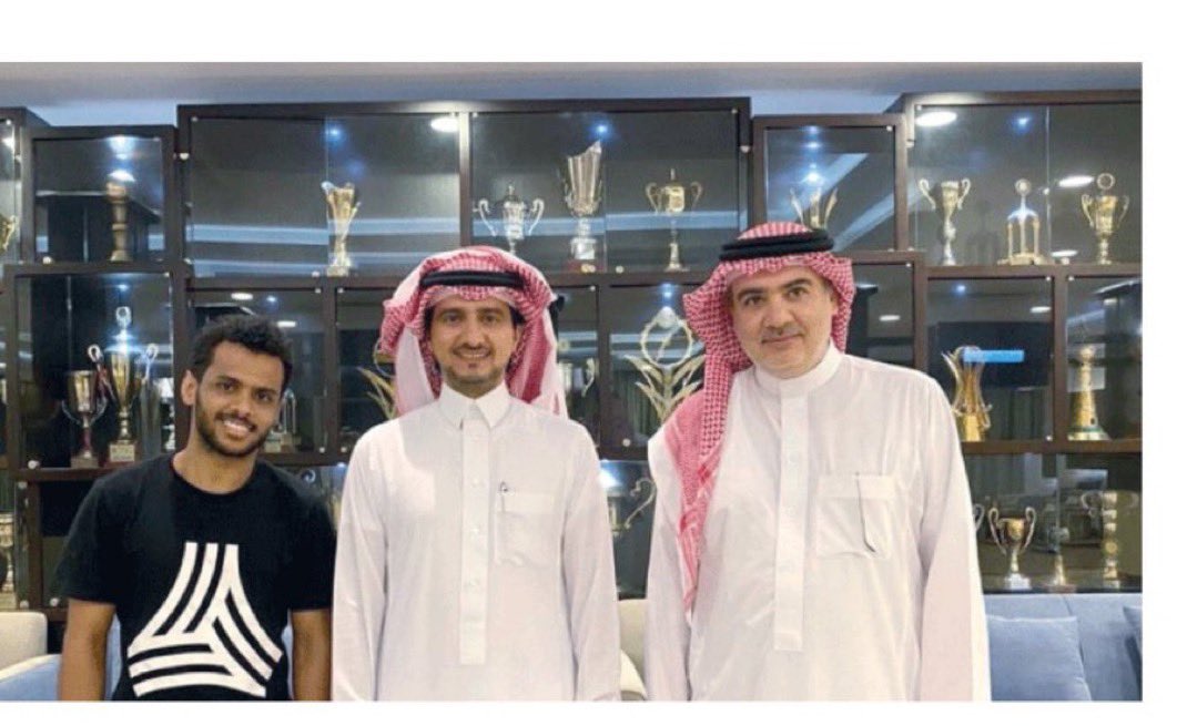 Hossin20110's tweet photo. اخذوا دارسي و الربيعي و العويس وعينك تشوف 
هذا وانت نادي مصندق زيهم اوهه نسيت بعد اخذو منك عسيري في ناديك 
قمة الانبطاح والله 😄😄😄😄🫵🏻🫵🏻🫵🏻🫵🏻🫵🏻 https://t.co/LLYHvOkPzf