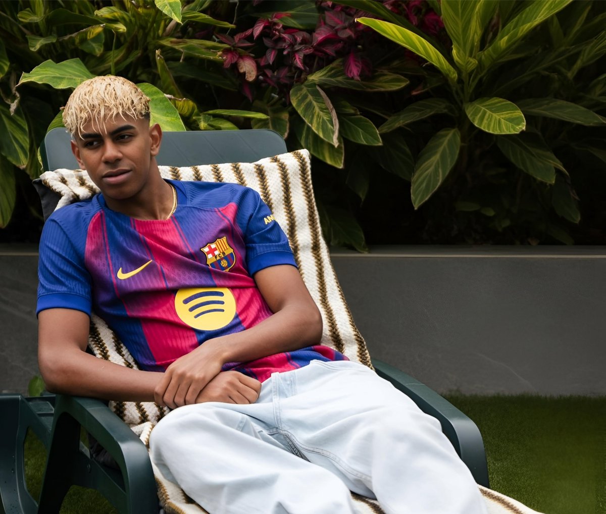 القميص جميل جداً وأزدادت جماليته أكثر وأكثر حين أرتداه أفضل لاعب في العالم .. موعودين بصولات وجولات الموسم القادم إن شاء الله في الكامب نو بهذا القميص الرائع من صاحب الرقم "10" 🐐