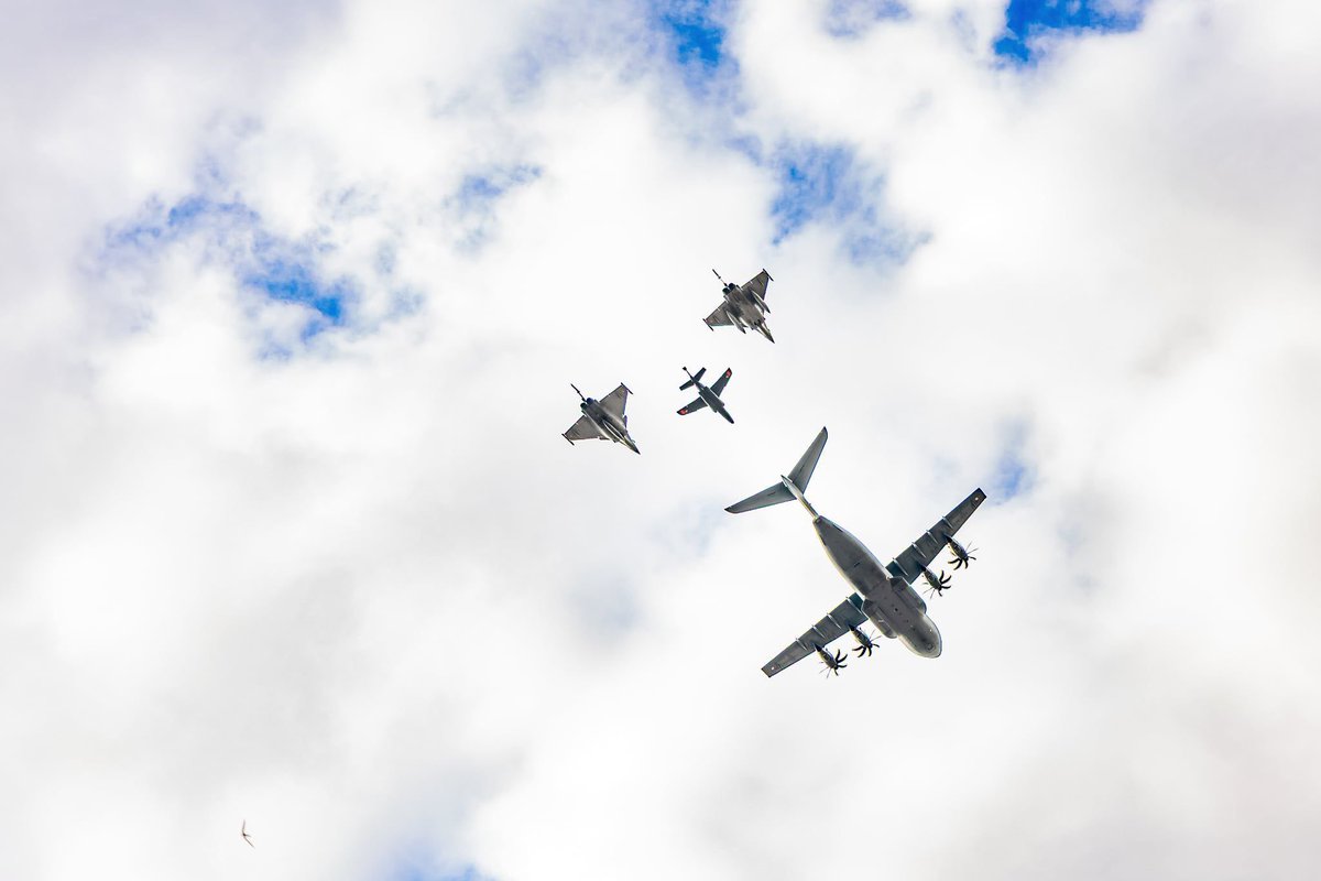 Armee_de_lair's tweet photo. À Toulouse, la première base aérienne française rouvre ses portes, avec un petit plus !

La BA 101 renaît ce 2 juillet 2025, baptisée « général Robert Aubinière », et devient la première base aérienne à vocation spatiale #BAVS 🇫🇷.

Un moment historique sur la place du Capitole. https://t.co/cWfVDTNvcS