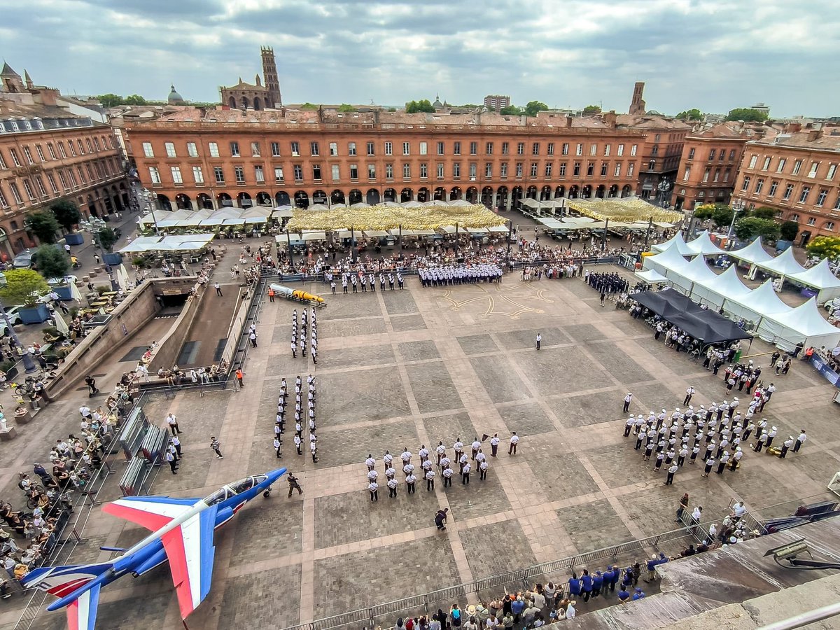 Armee_de_lair's tweet photo. À Toulouse, la première base aérienne française rouvre ses portes, avec un petit plus !

La BA 101 renaît ce 2 juillet 2025, baptisée « général Robert Aubinière », et devient la première base aérienne à vocation spatiale #BAVS 🇫🇷.

Un moment historique sur la place du Capitole. https://t.co/cWfVDTNvcS