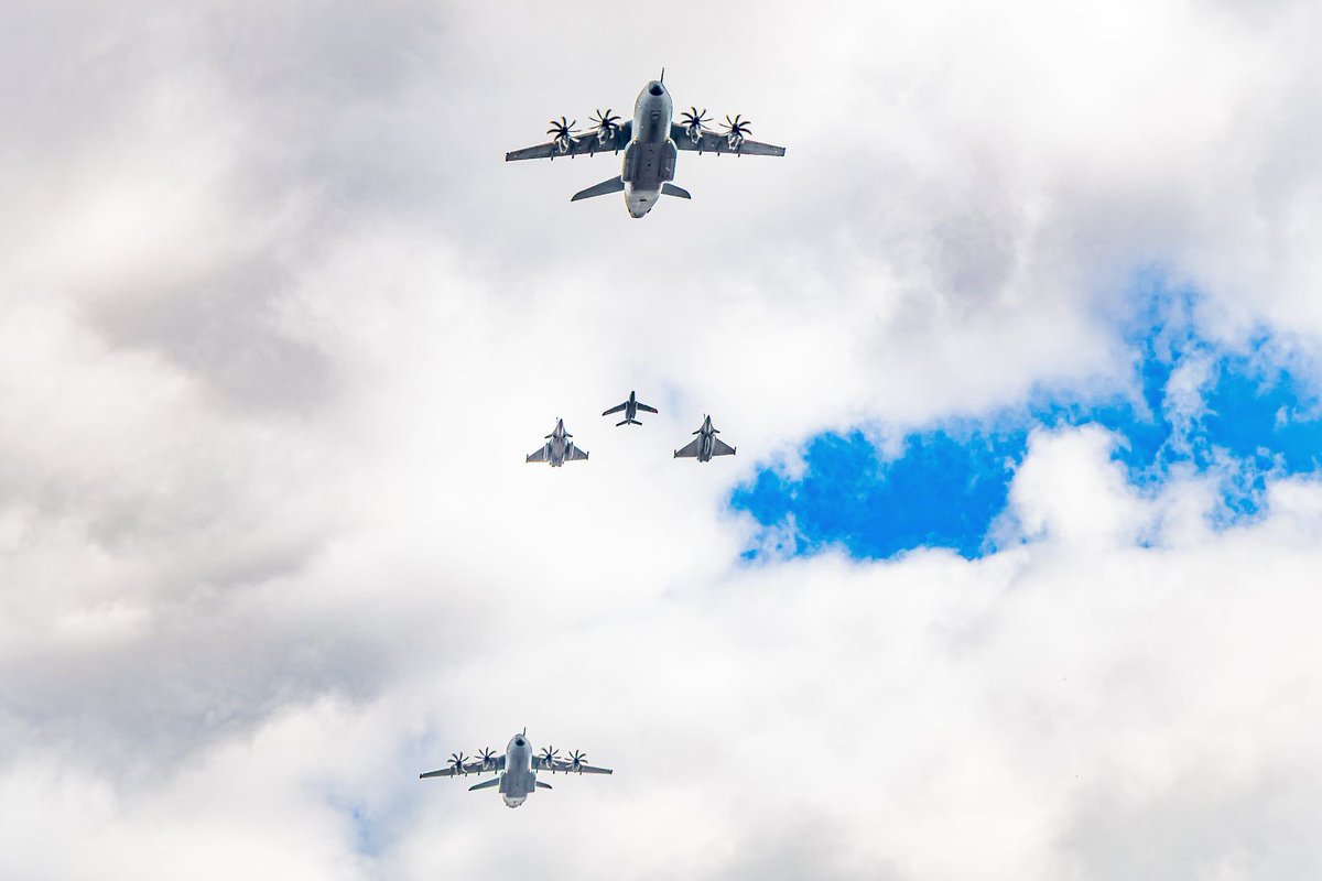 Armee_de_lair's tweet photo. À Toulouse, la première base aérienne française rouvre ses portes, avec un petit plus !

La BA 101 renaît ce 2 juillet 2025, baptisée « général Robert Aubinière », et devient la première base aérienne à vocation spatiale #BAVS 🇫🇷.

Un moment historique sur la place du Capitole. https://t.co/cWfVDTNvcS
