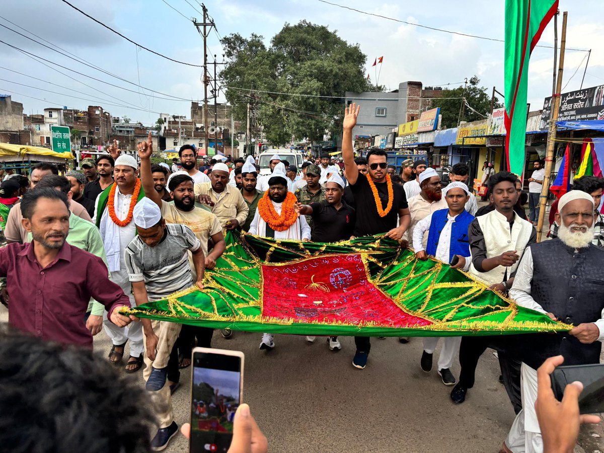 हम सभी के अभिभावक माननीय दिशोम गुरु श्री शिबू सोरेन जी के बेहतर स्वस्थ और सेहत की कामना के लिए माननीय गुमला विधायक श्री भूषण तिर्की जी ने झामुमो गुमला जिला समिति के संग लोहरदगा में सैयद दुखन शाह बाबा (र.अ.)के दरगाह में चादरपोशी और खास दुआ की
<a href="/HemantSorenJMM/">Hemant Soren</a> <a href="/JmmJharkhand/">Jharkhand Mukti Morcha</a>