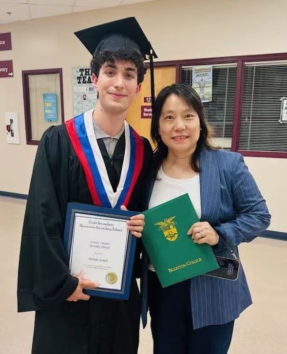 BrightonCol's tweet image. Last week, Brighton College Director Polly Zheng had the pleasure of attending École Burnsview Secondary’s graduation ceremony 🎓 to present the Brighton College Merit Scholarship to graduating senior ✨️ Nicholas Semple. ✨️