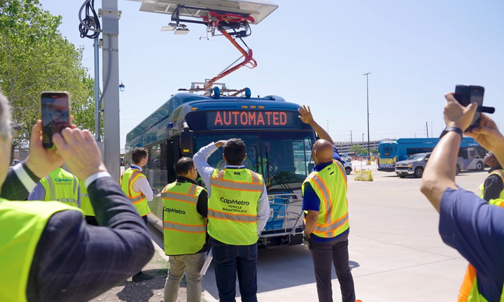METROmagTweet's tweet image. A glimpse into the future of transit 🚍👉 loom.ly/xCqdb-4

@CapMetroATX is leading the way with autonomous tech — but not on the streets just yet. Instead, they’re transforming bus yard operations.

#CapMetro #AutonomousBuses #SmartTransit #METRO