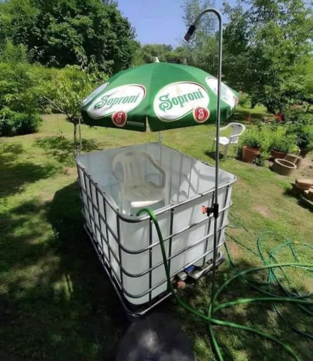 Micha65999889's tweet image. Skoro upał to trzeba na działeczce się schłodzić.
To musiał zbudować Polak xD

#Polska #upał #gorąco