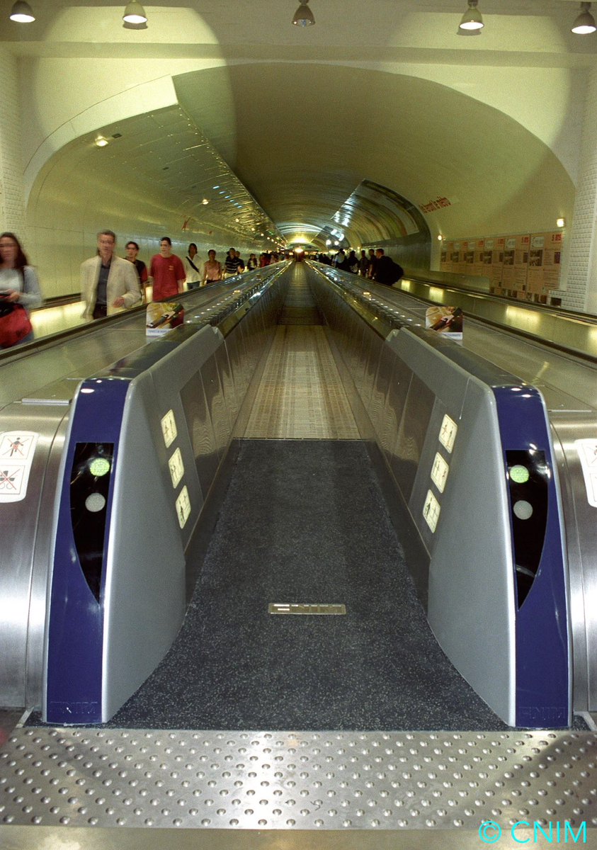 Cheminot_du_75's tweet photo. Rétro : il y a 23 ans, le 2 juillet 2002, en gare de Paris-Montparnasse, la RATP, le STIF et CNIM inauguraient le trottoir roulant rapide. Un bijou de technologie (ancien produit Gateway) qui devait révolutionner les transports en commun en atteignant une vitesse folle : 11 km/h https://t.co/9Tm7ioNOR0
