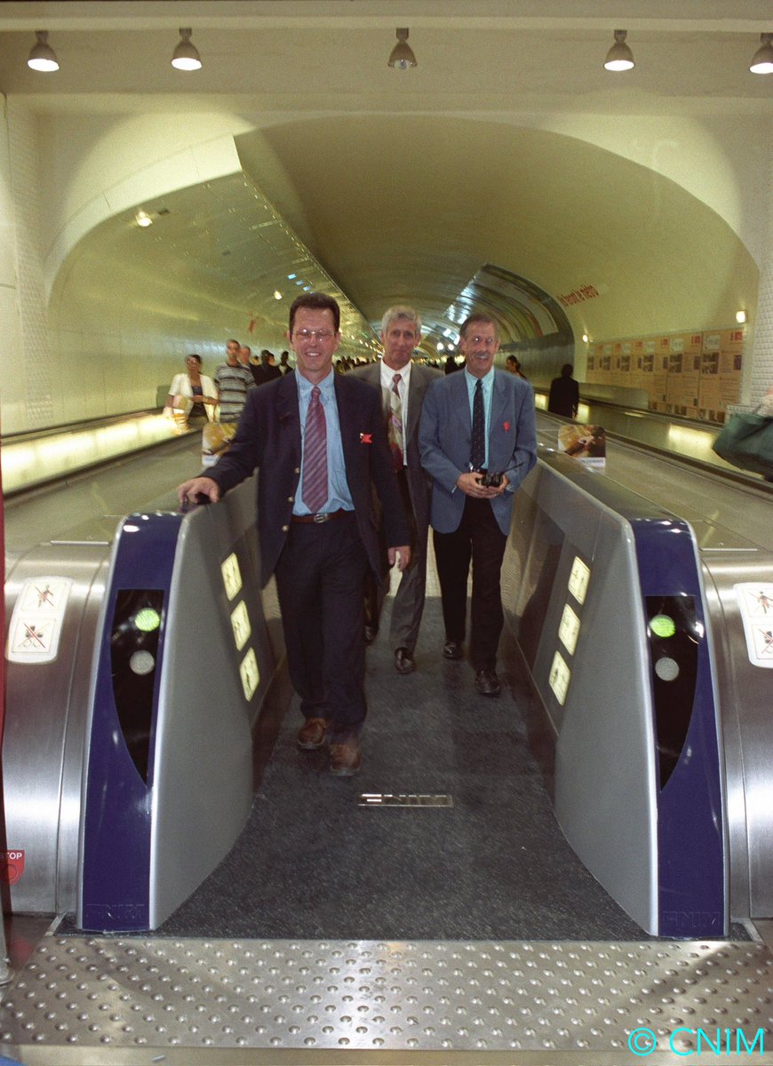 Cheminot_du_75's tweet photo. Rétro : il y a 23 ans, le 2 juillet 2002, en gare de Paris-Montparnasse, la RATP, le STIF et CNIM inauguraient le trottoir roulant rapide. Un bijou de technologie (ancien produit Gateway) qui devait révolutionner les transports en commun en atteignant une vitesse folle : 11 km/h https://t.co/9Tm7ioNOR0