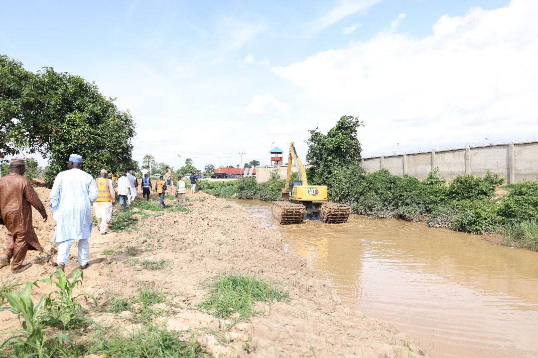 LimanTurawa's tweet photo. #TaxForService: KDSG under Gov @ubasanius intensifies dredging of waterways across flood prone areas identified by the Nigerian Meteorological Agency (NiMET), to prevent flooding in this rainy season.

In Kaduna, It Pays to Pay Your Taxes!💡 https://t.co/ossa2R7gYY