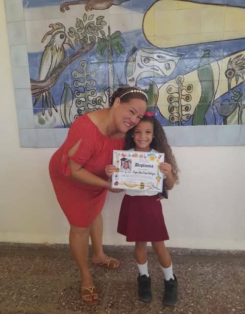 HEdgeIsmaelillo's tweet photo. Mayra Ordaz Hernandez . Educadora . C. I Ismaelillo de Habana del Este.
Hoy celebramos con orgullo la graduación de nuestros niños de prescolar . No dejan un aula llena de crayolas para emprender el viaje hacia la primaria , llevando consigo todo lo aprendido. https://t.co/9I5HmLS0sX