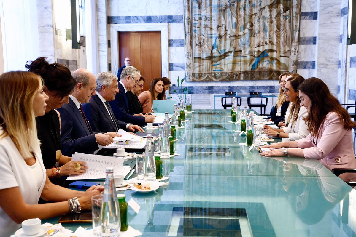 Incontro con @diddonne | Min. <a href="/Antonio_Tajani/">Antonio Tajani</a> ribadisce l’impegno a valorizzare il ruolo delle donne 🇮🇹 nella diplomazia e nella leadership istituzionale, apprezzando il loro ruolo nel raggiungimento degli obiettivi di politica estera del nostro Paese.
#WomenInDiplomacy