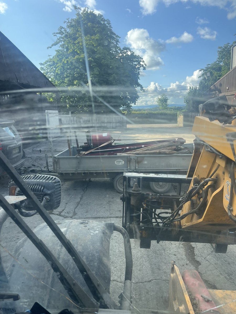 Hylo67's tweet photo. Jeep and trailer loaded not to delay the young guns in the morning Bit of fencing for the day #earntheirkeep https://t.co/Hr5ZFRWAlA