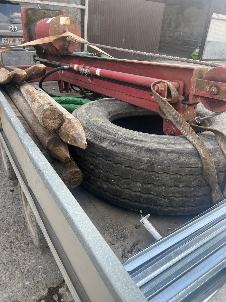 Hylo67's tweet photo. Jeep and trailer loaded not to delay the young guns in the morning Bit of fencing for the day #earntheirkeep https://t.co/Hr5ZFRWAlA