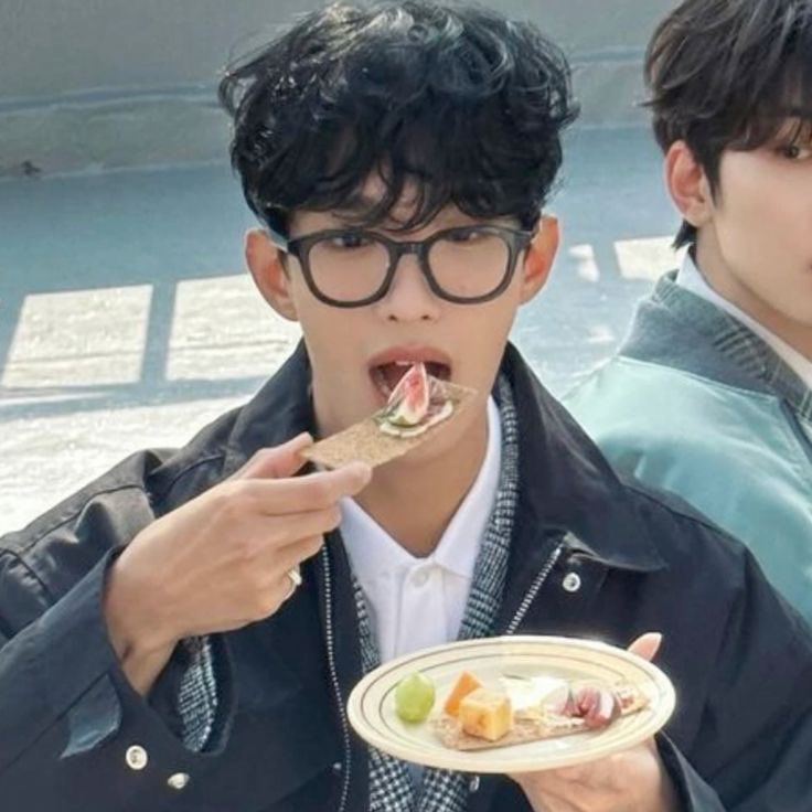 kyeomTia18's tweet photo. 😮                                                              😁 https://t.co/xo40zTJBEu