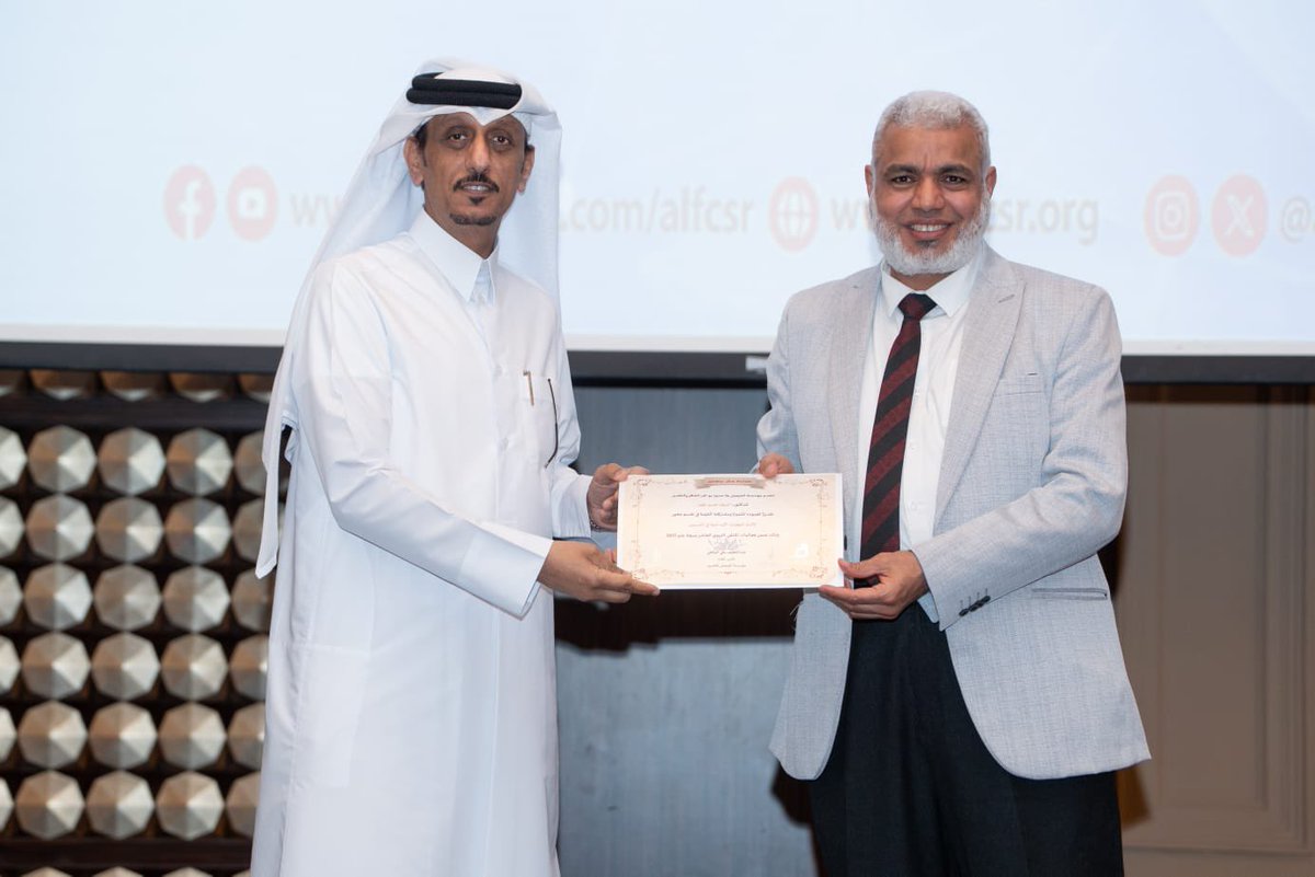 اختُتمت فعاليات الملتقى التربوي العاشر بتكريم المدربين المشاركين تقديرًا لإسهاماتهم العلمية التي أثرت الملتقى. وقد قام المهندس/ عبداللطيف اليافعي - المدير العام للمؤسسة، بتكريم كل من الاستشاري جابر المري، د/ علاء حسني، د/ أشرف طبل، أ/ سوسن الجمل، لدورهم في دعم رسالة الملتقى.