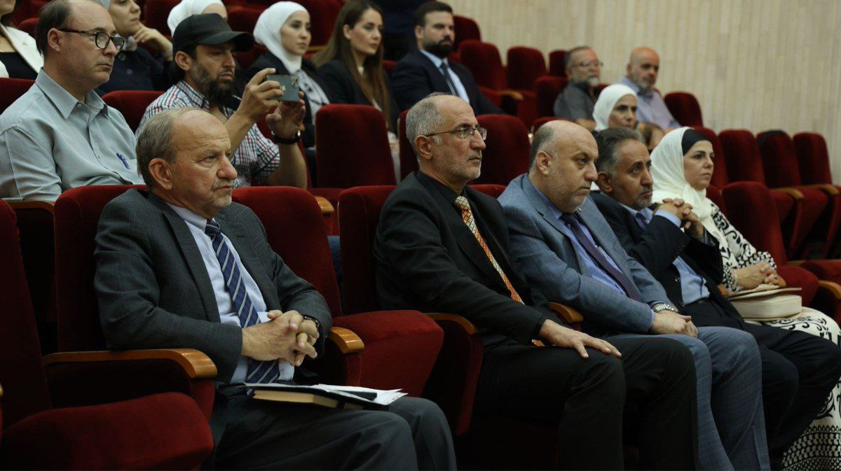 SyrMOfj's tweet image. في خطوة جديدة نحو معالجة آثار النظام البائد وتعزيز العدالة القانونية، أعلنت وزارة العدل عن تشكيل لجنة متخصصة لدراسة قضية العقارات المستأجرة بعقود إيجار خاضعة للتمديد الحكمي، واقتراح حلول تحقق التوازن والإنصاف بين الأطراف المعنية.
وفي هذا السياق، نظّمت اللجنة المكلفة ندوة حوارية…