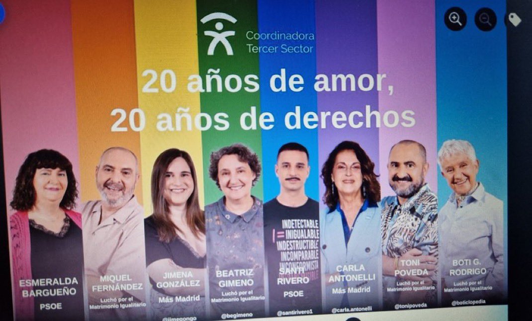 En este cartel hay activistas LGTBI de Más Madrid, del PSOE y de Podemos, pero solo a las dos activistas que son de Podemos no se le ha puesto en el rótulo del cartel. El odio a Podemos crea monstruos y ridículos de los que no se vuelve.