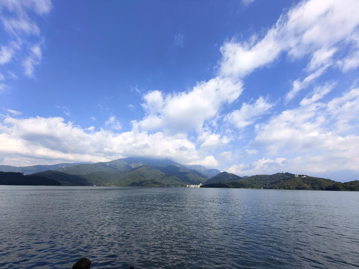 ひとりでぼーっと湖を眺める時間、
いちばん心が自由になれる気がする。
#日月潭 #ソロ旅 #心の余白