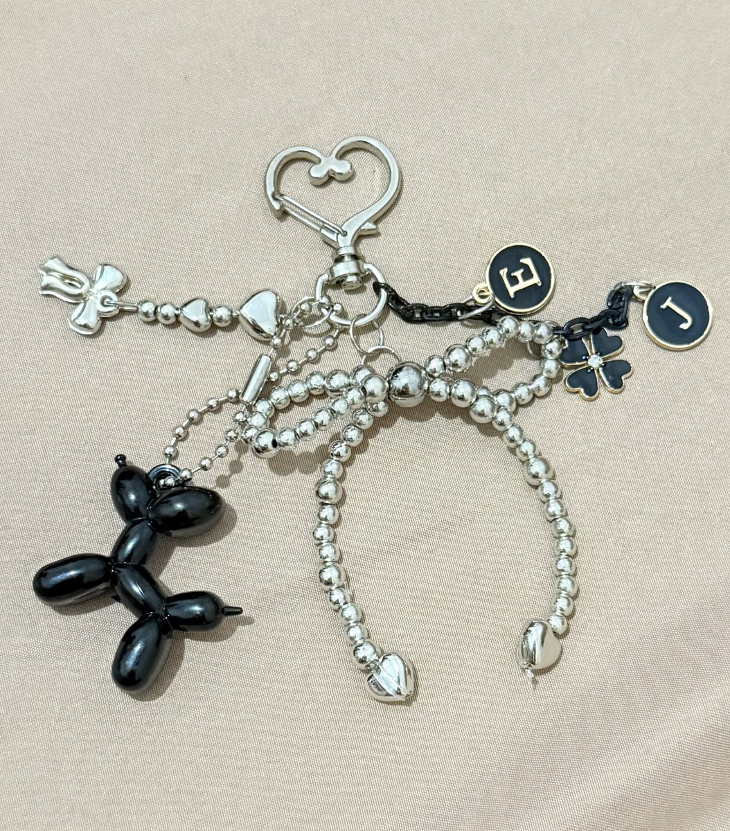 Hi Jars~~
I have freebies eaJ at pjf 

Just some keychains, hehe

Say hi to me when you see me.. 

📍 prambanan jazz festival 
🗓️ : july, 4 2025 
⏰ : tba

#eaJ #PJF2025 #eaJFreebies #FreebiesPJF2025