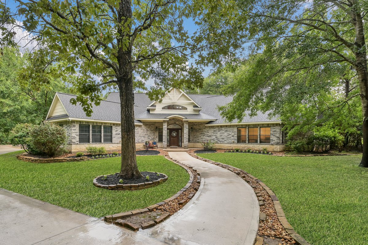 RealtorSaraPay1's tweet photo. JUST LISTED - 11304 Monarchs Way in Crown Oaks!

This 3/4-bed, 2.2-bath is in acclaimed Montgomery ISD!        

Looking for a home with a pool?  A custom pool &amp; spa from Bliss Pools can be added and ready to dig after closing!

Call me to see this great property! (832) 585-9792 https://t.co/J734QnXrw8