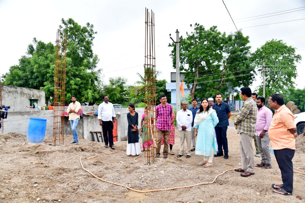 చొప్పదండి మండలం గుమ్లాపూర్ లో ఇందిరమ్మ ఇండ్ల నిర్మాణాన్ని జిల్లా కలెక్టర్ పమేలా సత్పతి పరిశీలించారు. లబ్దిదారు సామల విజయతో మాట్లాడి ఇంటి నిర్మాణం గురించి అడిగి తెలుసుకున్నారు. విజయ SSG సభ్యురాలు అయి ఉండి చదువు మధ్యలో ఆపేసినందున ఓపెన్ స్కూల్లో 10th అడ్మిషన్ తీసుకోవాలని సూచించారు.