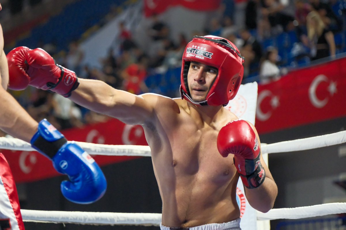 Spor Şehri İzmir’de 6000 sporcunun kıyasıya mücadele edeceği  Kick Boks Türkiye Şampiyonası açılış propramı ile start aldı.Müsabakalara katılan tüm sporcu antrenör ve hakemlerimize başarılar diler emeği geçenlere değerli federasyon başkanımız <a href="/salimkayici/">Salim KAYICI</a> teşekkür ederim.