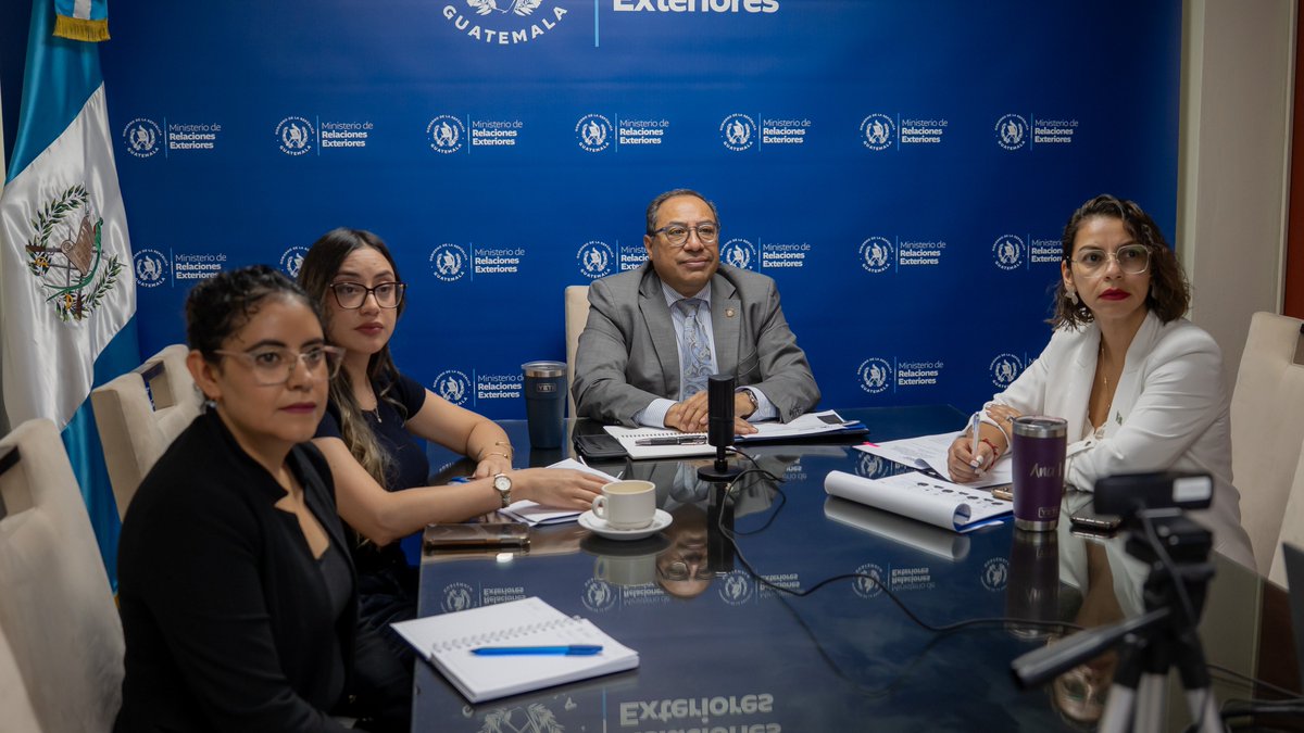 MinexGt's tweet photo. El #ViceCancillerGT Julio Orozco impulsa la atracción de inversión extranjera directa, fortaleciendo la coordinación interinstitucional. Junto con la Viceministra Valeria Prado del @MINECOGT, promovieron la presentación de Pro Guatemala con las Misiones Diplomáticas y las Consejerías Comerciales de Guatemala, donde se conocieron las acciones estratégicas del Ministerio de Economía, los avances en la Ruta del Chip y la labor que efectúa ProGuatemala para posicionar al país como destino de inversión.

Con la presentación de  ProGuatemala, la Cancillería y el @MINECOGT refuerzan su compromiso y alianza por impulsar el desarrollo económico sostenible, generar empleo de calidad y facilitar el ingreso de capital extranjero.