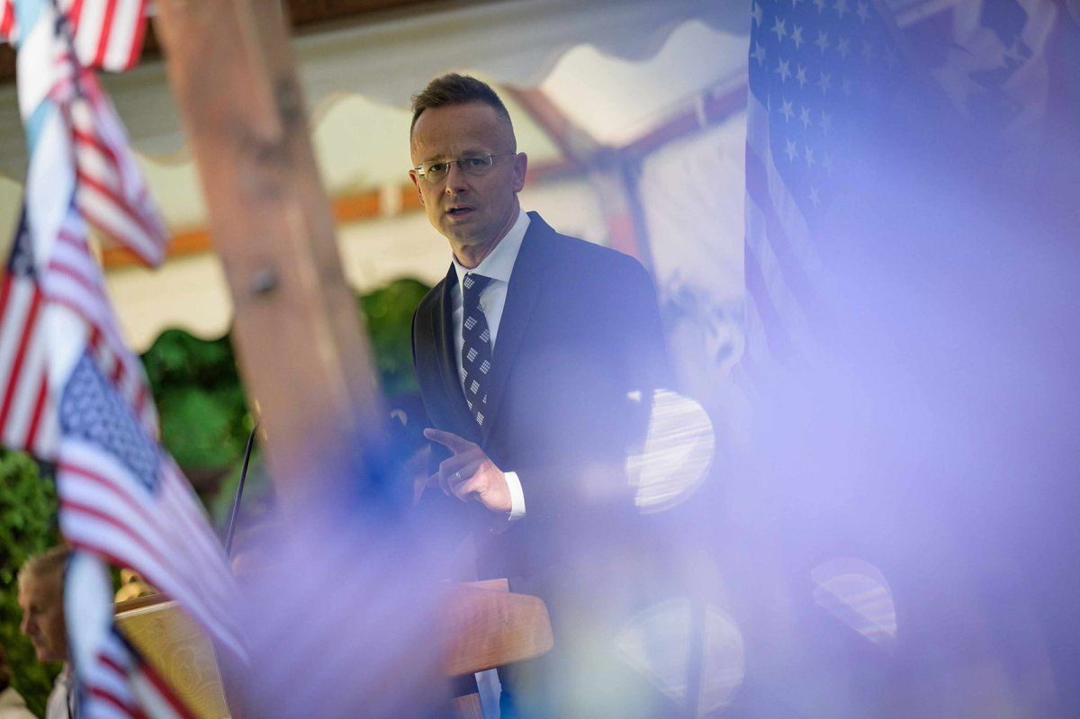FM_Szijjarto's tweet image. America First. Hungary First.
Thanks to @realDonaldTrump,
🇭🇺🇺🇸 ties entered a new golden era.
We stand together for peace, secure borders, fight against illegal migration, strong families & traditional values.
Honoured to speak at @USAmbHungary’s Independence Day reception.