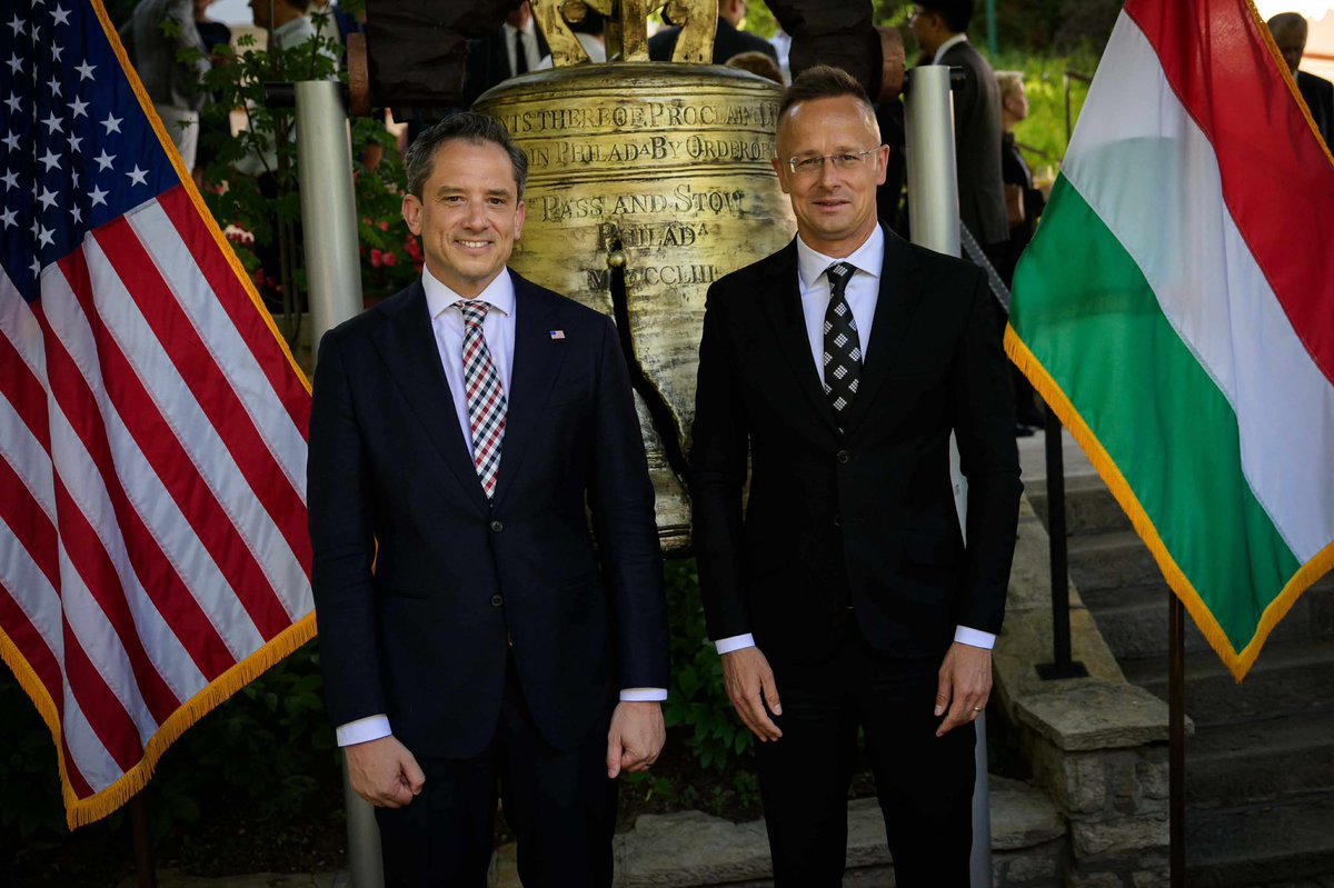 FM_Szijjarto's tweet image. America First. Hungary First.
Thanks to @realDonaldTrump,
🇭🇺🇺🇸 ties entered a new golden era.
We stand together for peace, secure borders, fight against illegal migration, strong families & traditional values.
Honoured to speak at @USAmbHungary’s Independence Day reception.