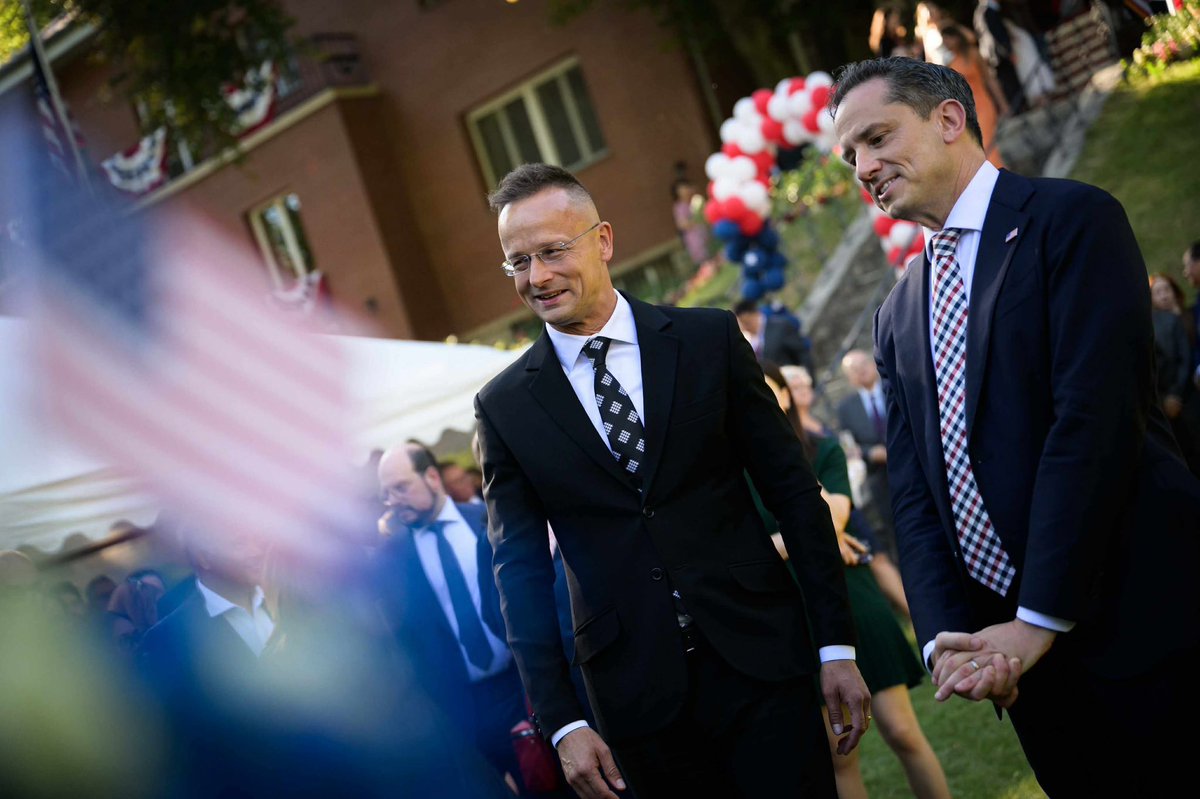 FM_Szijjarto's tweet image. America First. Hungary First.
Thanks to @realDonaldTrump,
🇭🇺🇺🇸 ties entered a new golden era.
We stand together for peace, secure borders, fight against illegal migration, strong families & traditional values.
Honoured to speak at @USAmbHungary’s Independence Day reception.