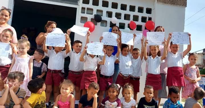 CIcoralito64809's tweet photo. En el día de hoy se realiza el acto de fin de curso . Muchas felicidades mis niños .@CubaMined @DgeEste @DgeHE15891 @gobhabana @HEdgeAEE @IHernandez15695 https://t.co/U9IB3HHoAZ